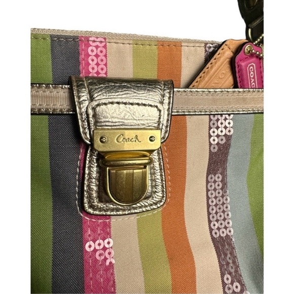 Adorable Coach crossbody bag with beautiful sequined colors - Picture 3 of 6